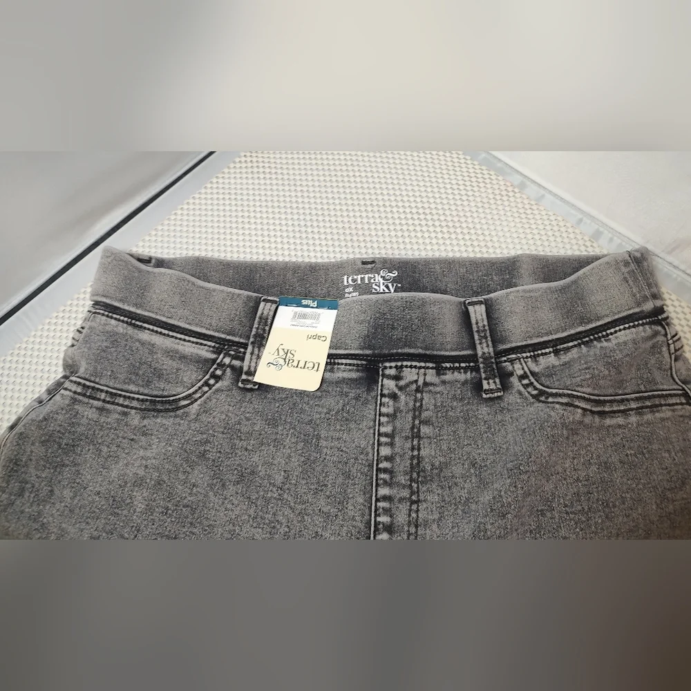 Terra & Sky Women's Plus Size 0X (14W) Pull-On Capri Jeggings Black Acid Wash - Picture 3 of 5